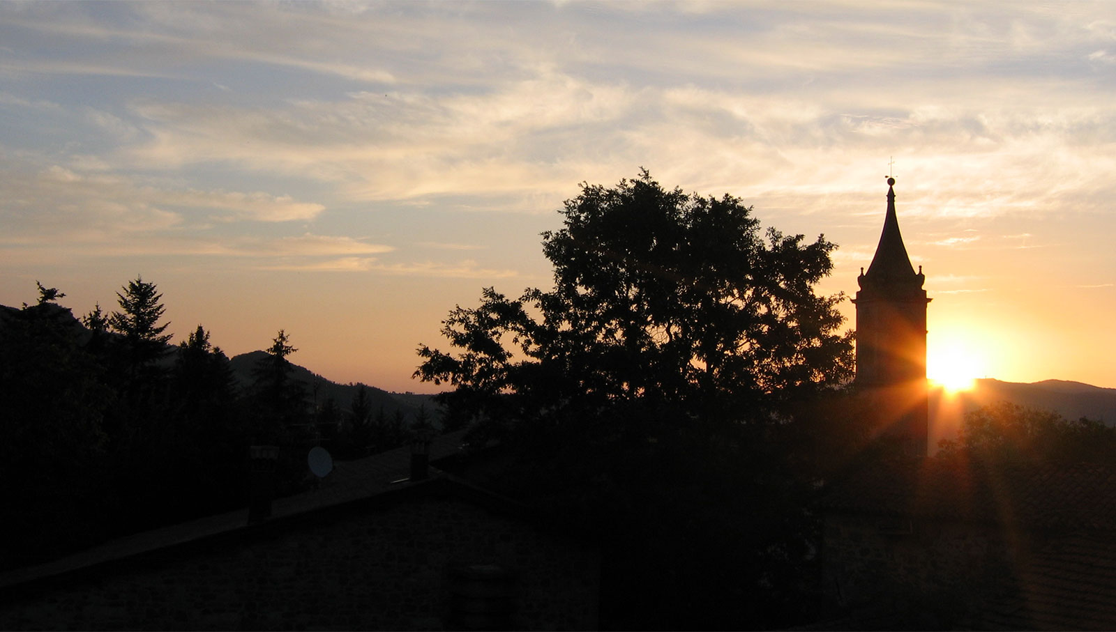 Alba dietro il campanile di Burzanella