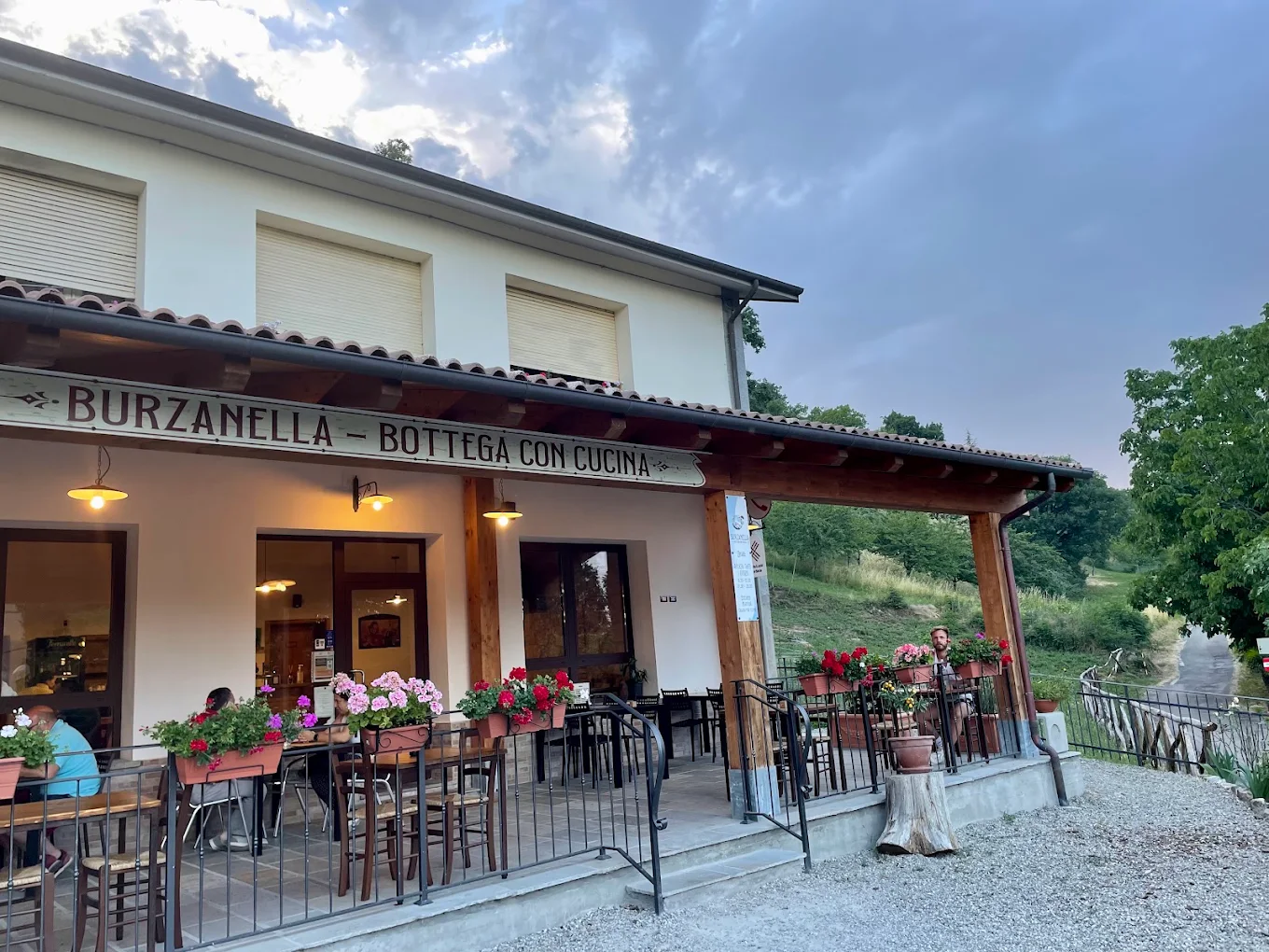 La facciata di Burzanella Bottega con Cucina